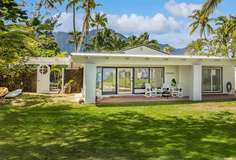 The majesty of the Koolaus auspiciously located behind the home is considered to be favorable Feng Shui as it provides a sense of strength and support.