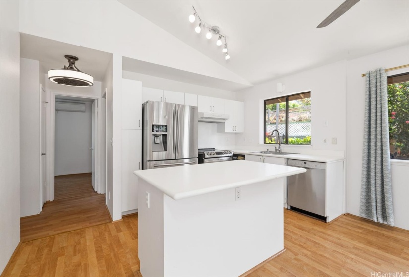 Open floor plan with island in kitchen