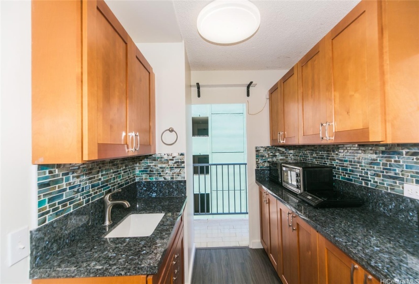 Owner's suite wet bar/kitchenette