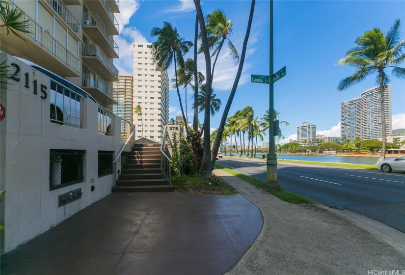 Looking toward Ala Wai Blvd