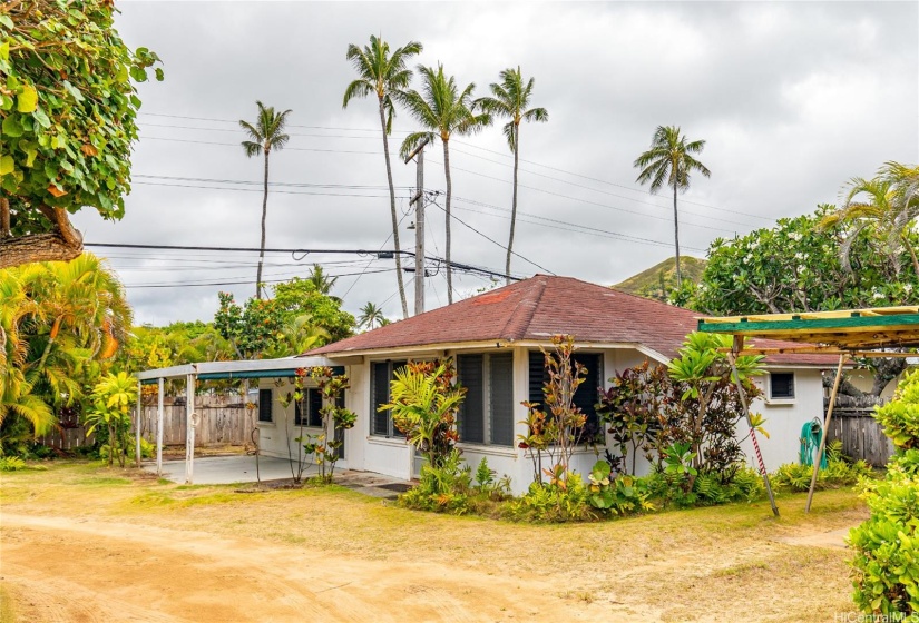 Guest cottage on street side of the property as you enter yard.