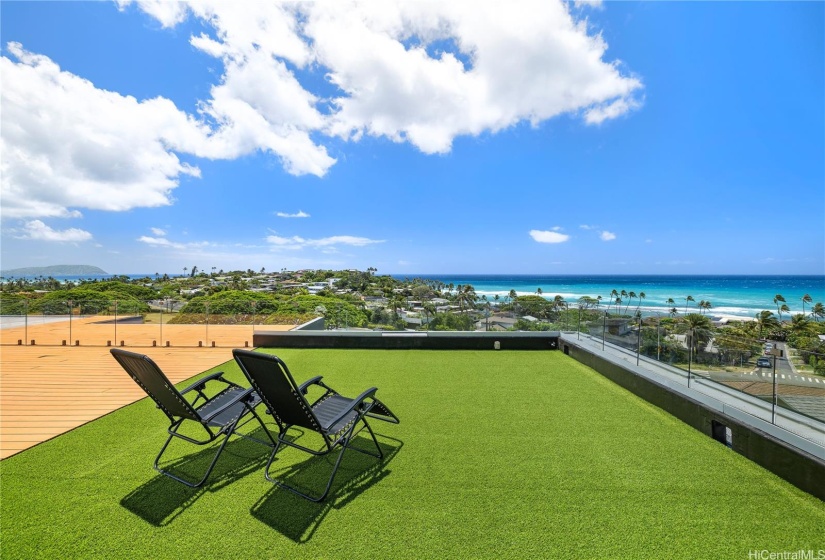 You can enjoy the 360 degree views from the roof-top lanai. Great gathering place for star-gazing after dinner, or whale-watching during the winter months.