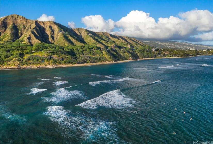 There is a beach access to the beach at the foot of Diamond Head, which is in the neighborhood.