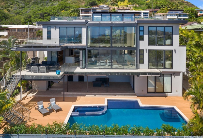 The facade of the house shows the architectural master piece of glass and steel construction.