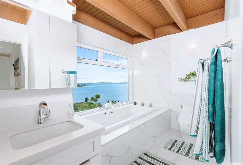 This beautiful home also provides you with the ultimate bathtub experience as you relax and soak in the beauty of the sea. It allows you to de-stress, unwind, and reconnect with nature.