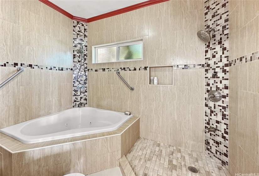 Jacuzzi Tub/Shower Combo on 2nd Floor Primary Bedroom/En Suite