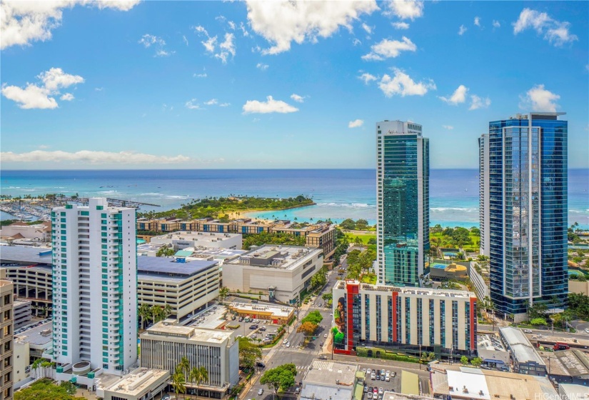 Amazing views and convenient location to the shops, grocery stores, beaches, parks, schools and Ala Moana Center.