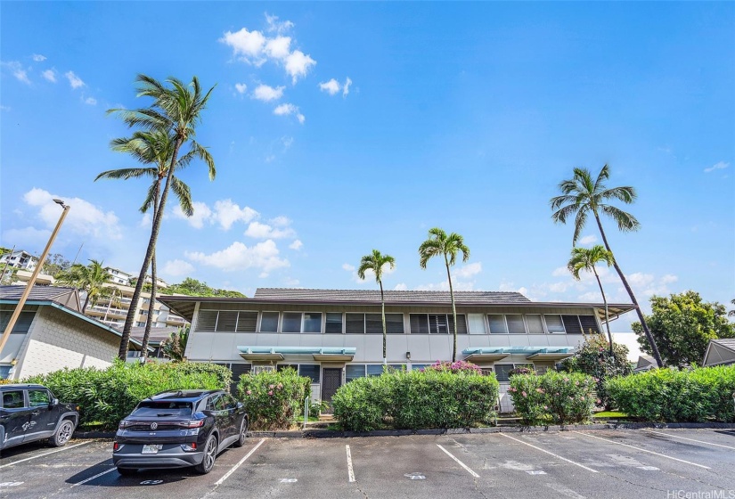 Waialae Gardens is a community of townhouses, found in favored location of Honolulu, The Waialae Kahala area is close to beach, Waikiki, a huge shopping mall with movie theaters and restaurants and more!