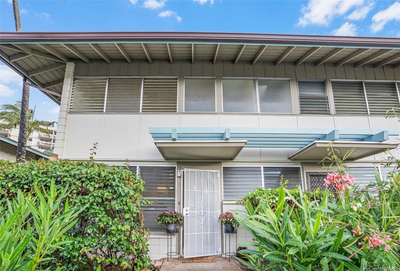 Welcome Home. Unit is on the corner, and only one common wall neighbor. Great location at Waialae Gardens!