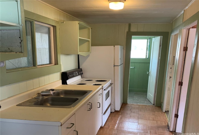 Unit 4 (Above garage unit): Entry/Wet bar