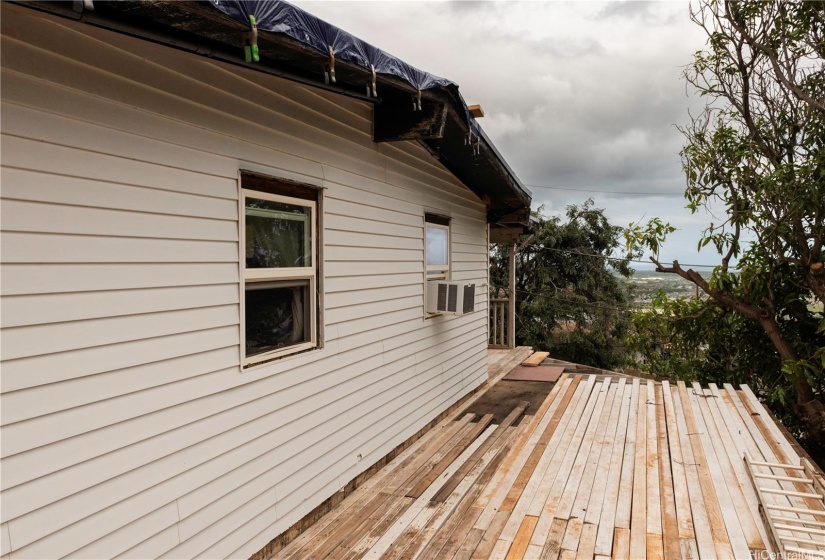 Side lanai near mango tree