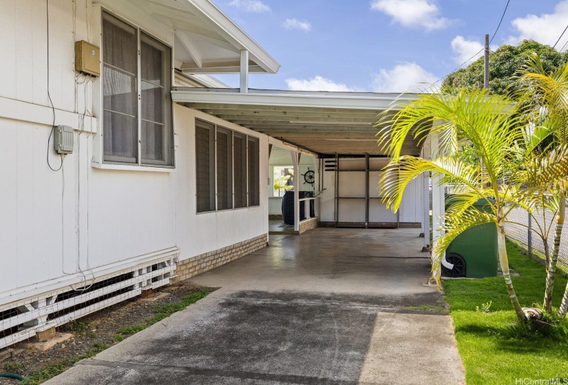 Room for 3 cars and all your beach toys. Kailua Oahu Hawaii