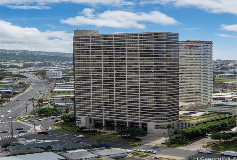 Iolani Court Plaza has ample guest parking, car wash station, vacuum station, and excellent location to H-1 Freeway.