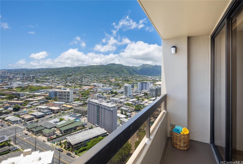 Moilili, Manoa, and much more in close proximity. Shopping and entertainment keeps you content.