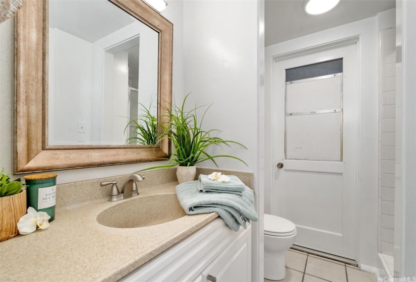 Full bathroom on the ground floor next to bedroom.