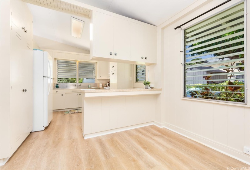 Dining area to kitchen