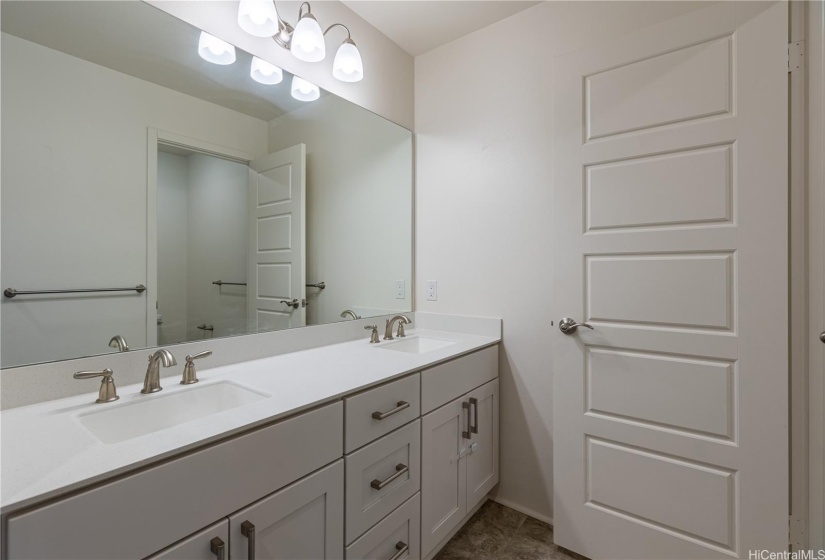 En suite with dual vanities