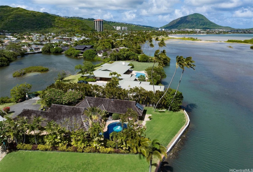 The house sits on a raised section nestled between the lagoon, the fresh water Kanewai pond, and the open water of Maunalua Bay.