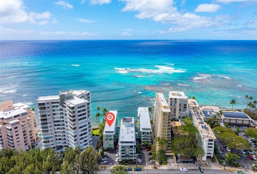 Great location right on the water in Waikiki and Diamond Head. Right across from Kapiolani Park.