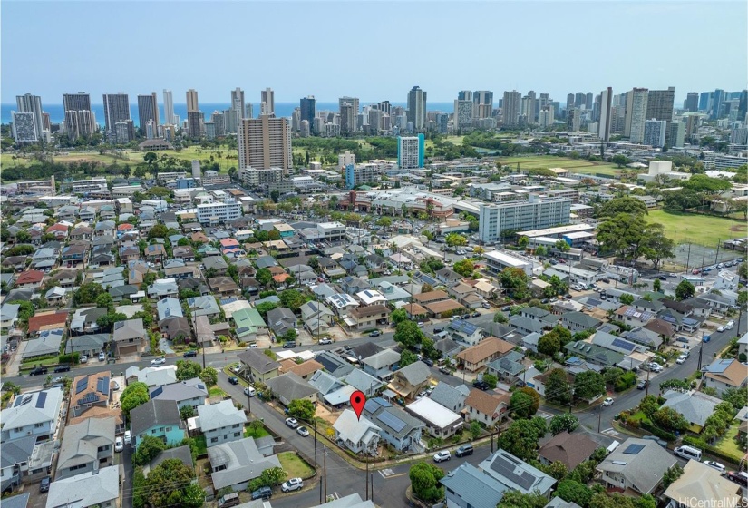 Another view looking towards Waikiki. Safeway, Foodland, and Times supermarkets are all just minutes away, not to mention Leonard's Bakery!