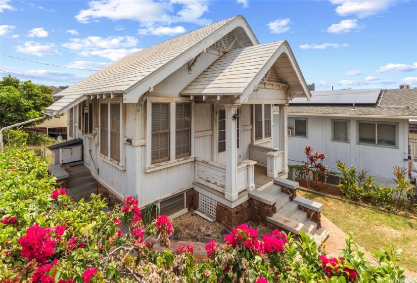 Nice location on a corner lot, conveniently located close to everything. House fronts Lincoln Avenue and 3rd Avenue is on the left.