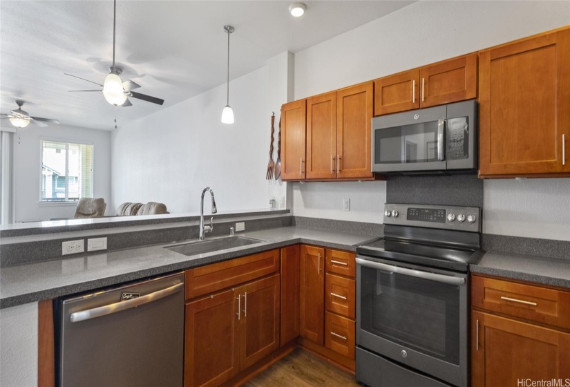 You can enjoy this open and flowing kitchen.