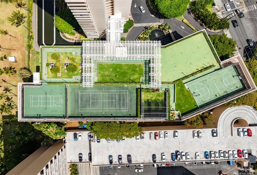 guestChatGPTLocated on the upper level of the parking structure, residents and their guests can enjoy six barbecue grills, basketball, tennis, paddle tennis/pickleball, a driving range, and large grassy area!