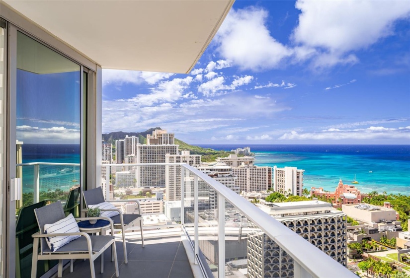 Lanai have views of Waikiki landmarks.