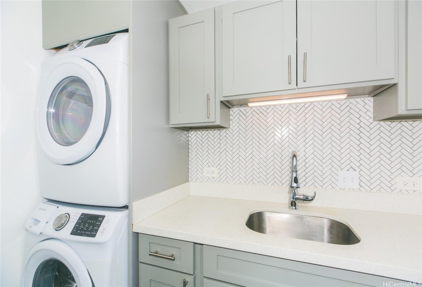 Kitchen w/ washer/dryer