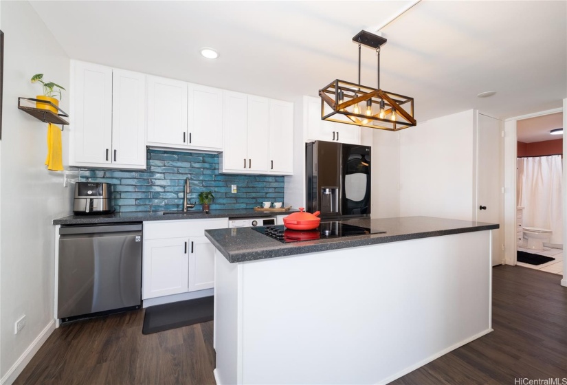 LARGE ISLAND AND BEAUTIFUL BACKSPLASH.