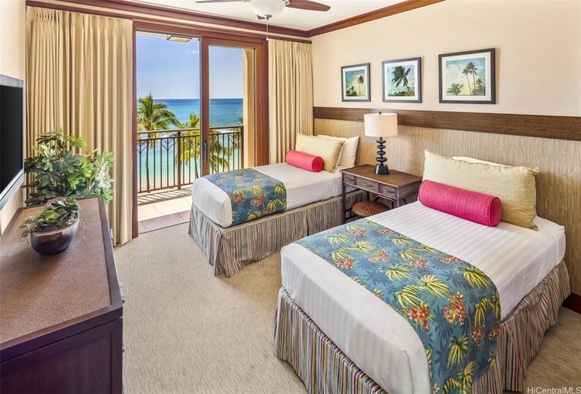 Guest bedroom with private access to the lanai