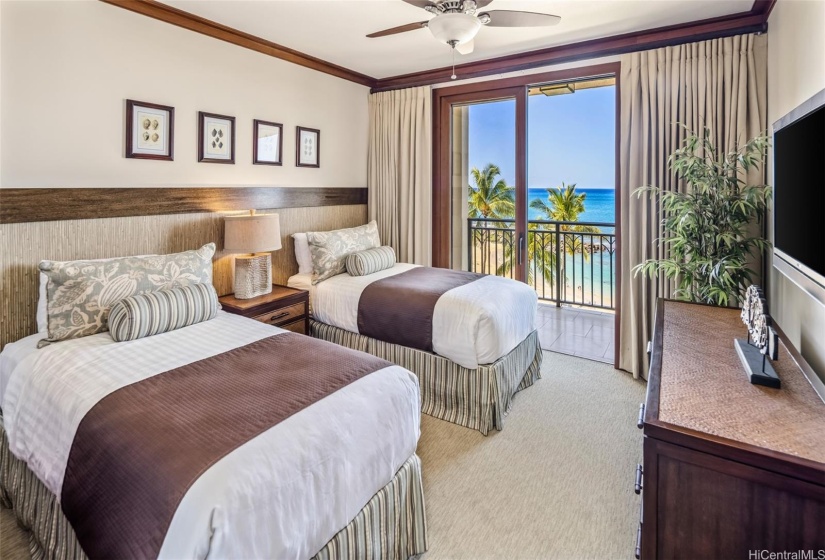 Guest bedroom with private access to the lanai