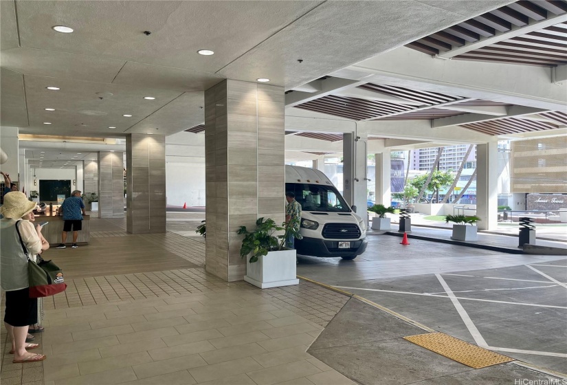 Beautiful front entrance w/ Valet service