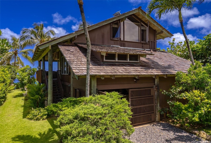 Lush tropical Palms and vibrant foliage Welcome you Home