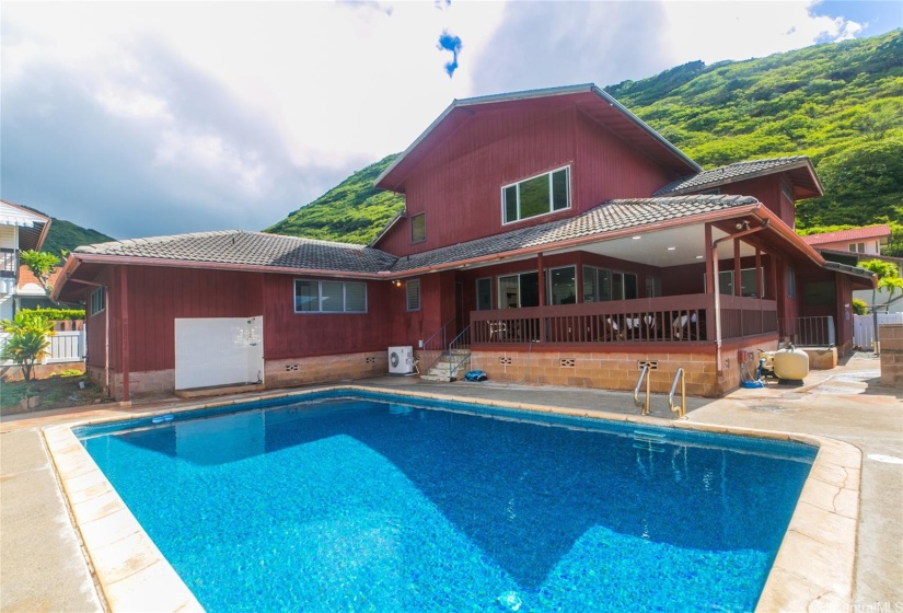 Outdoor shower and half bath off the lanai.