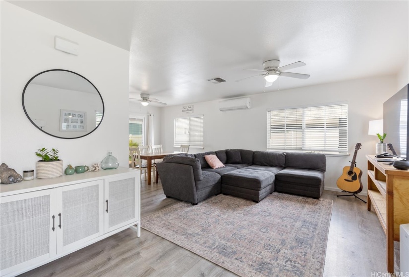 Living room - View from front entrance