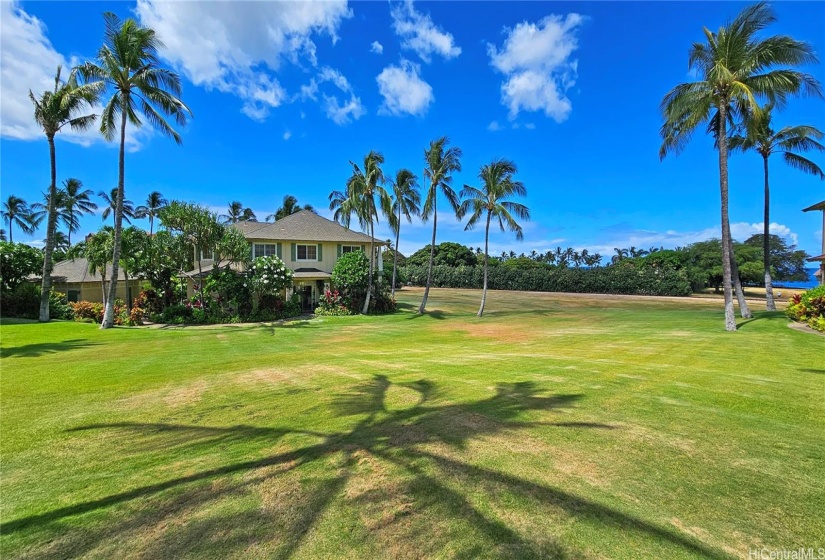 Wide lawn off the patio towards the beach