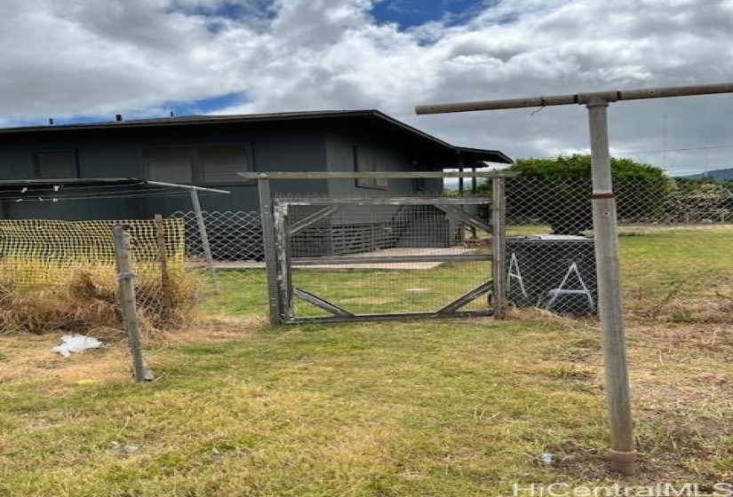 Please use this gate to enter the back home.