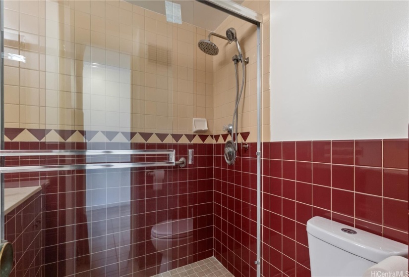 Large shower with tile bench