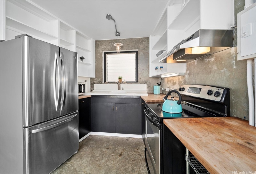 Great airflow and layout of this modern kitchen