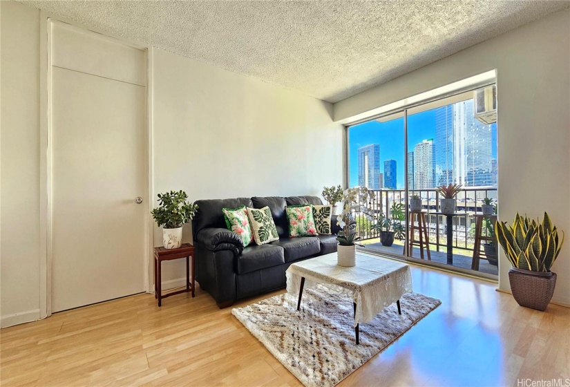 Bright & spacious living room looking towards the private lanai.