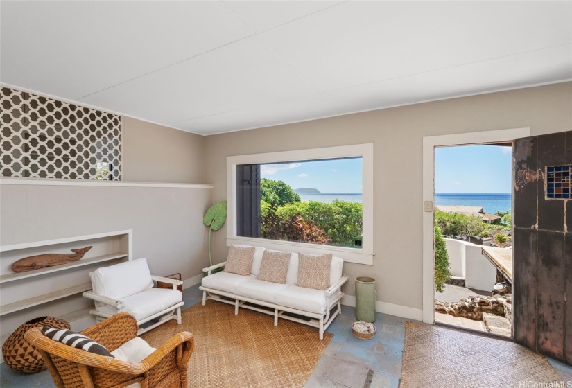 High ceilings and Portlock pacific views