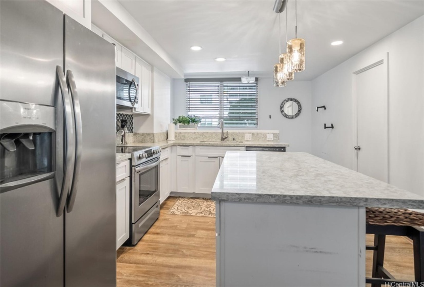 Full Kitchen with modern appliances