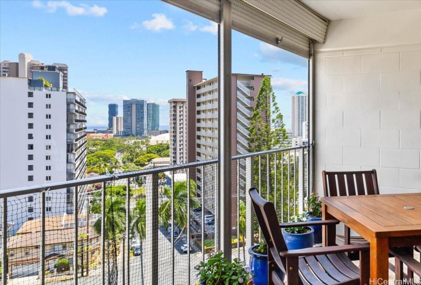 Nice city views and peekaboo ocean views extending down to the neighboring Kakaako district just minutes away