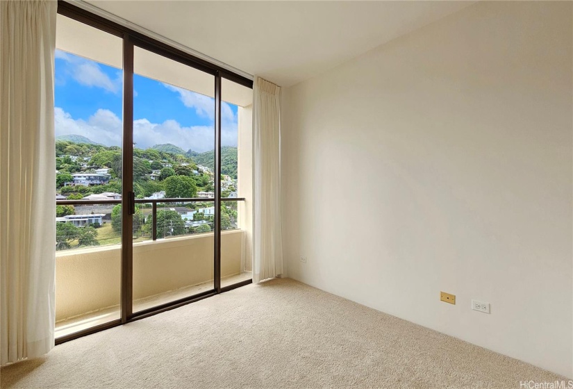 Bedroom 2 with cool breezes & mtn views