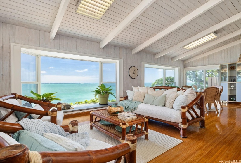 Vaulted ceiling and spacious sitting / breakfast dining area. This space includes 2 beautiful bay windows and mirrored double sliders out to the wrap around lanai.