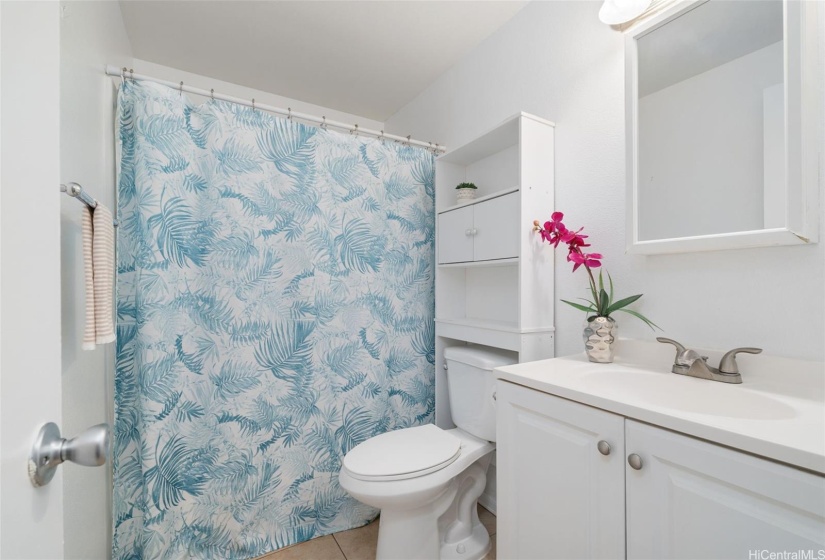 Nice sized bathroom with tub/shower combo