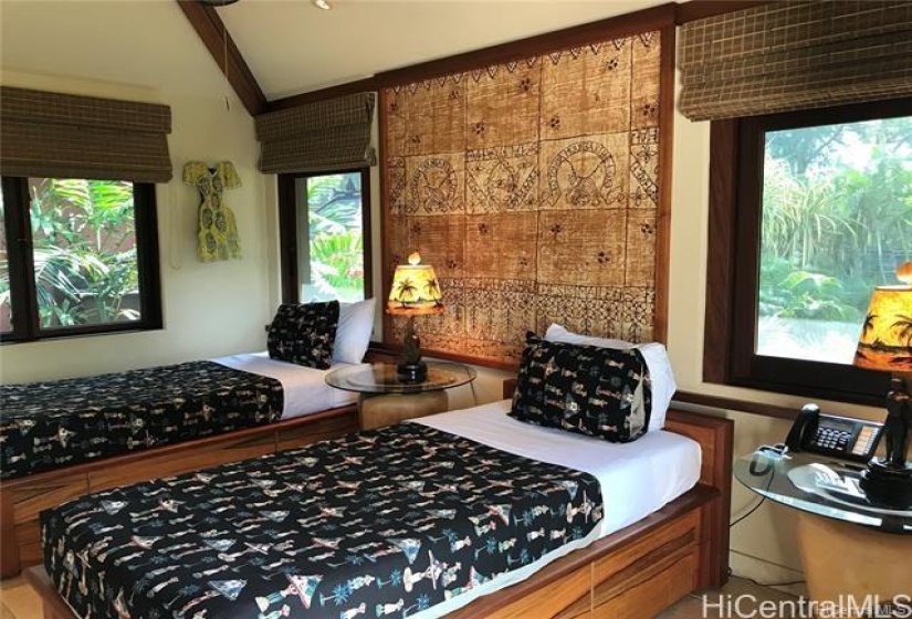 Mauka Bedroom #3 in Guest Cottage has two twin beds, full bath. TV in each bedroom.