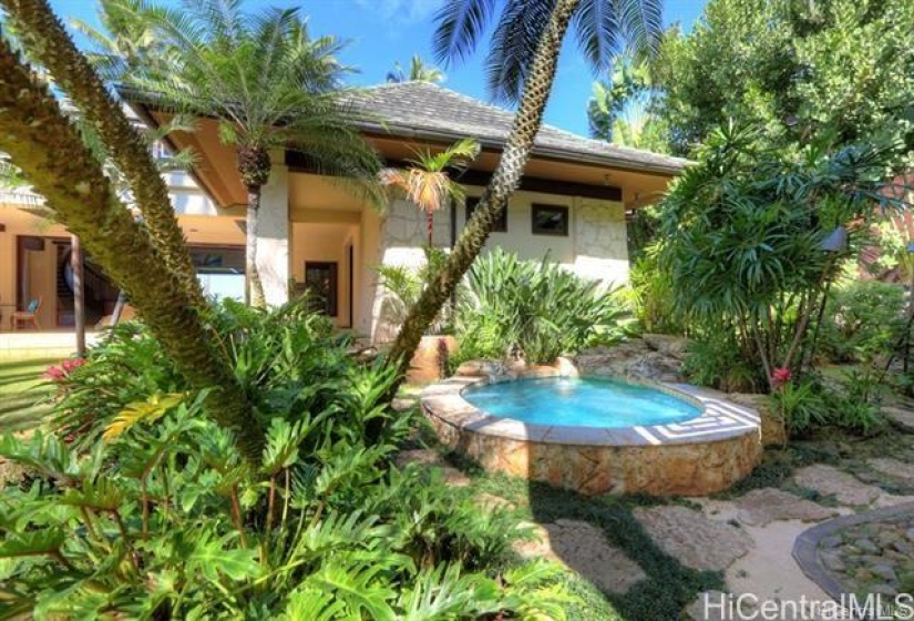 Heated Jacuzzi in between guest cottage and main dwelling