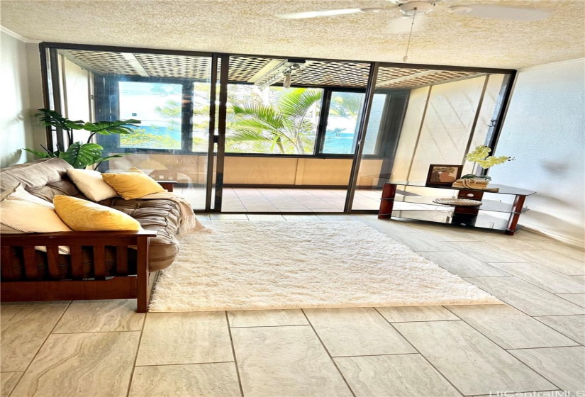 Livingroom & Lanai: ocean views